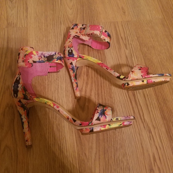 Gianni Bini multi colored, floral sandal heel - Picture 4 of 4